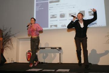 Die Premiere von "media get started", die mediamid-Hymne, vorgetragen von Susanne Leitner und Karsten Henschel.