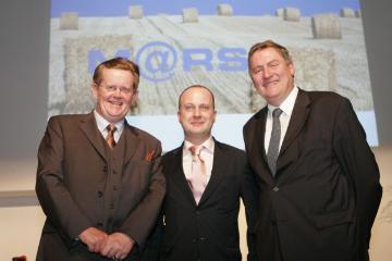 m1k - Begrüßung: v.l.n.r. Dr. Harry Niemann (DaimlerChrysler AG), Peter M. Hofer (CEO mediamid digital services), KR Michael Hochenegg (WKW).